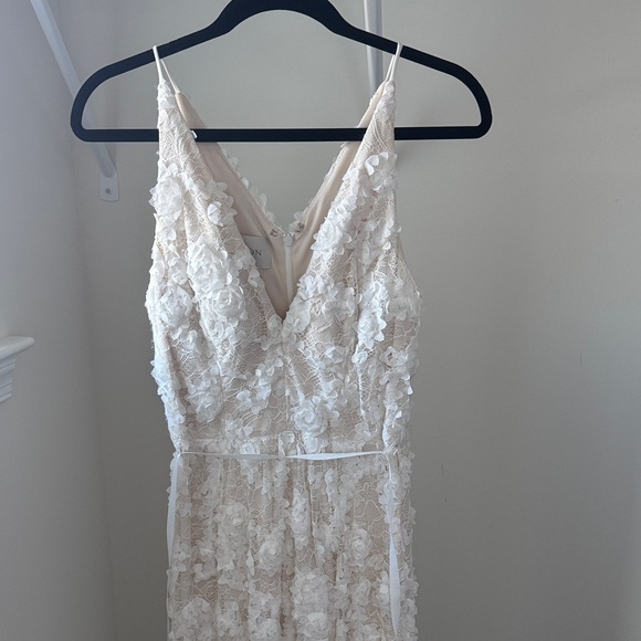 Elegant Lace Gown - Picture 2 of 4